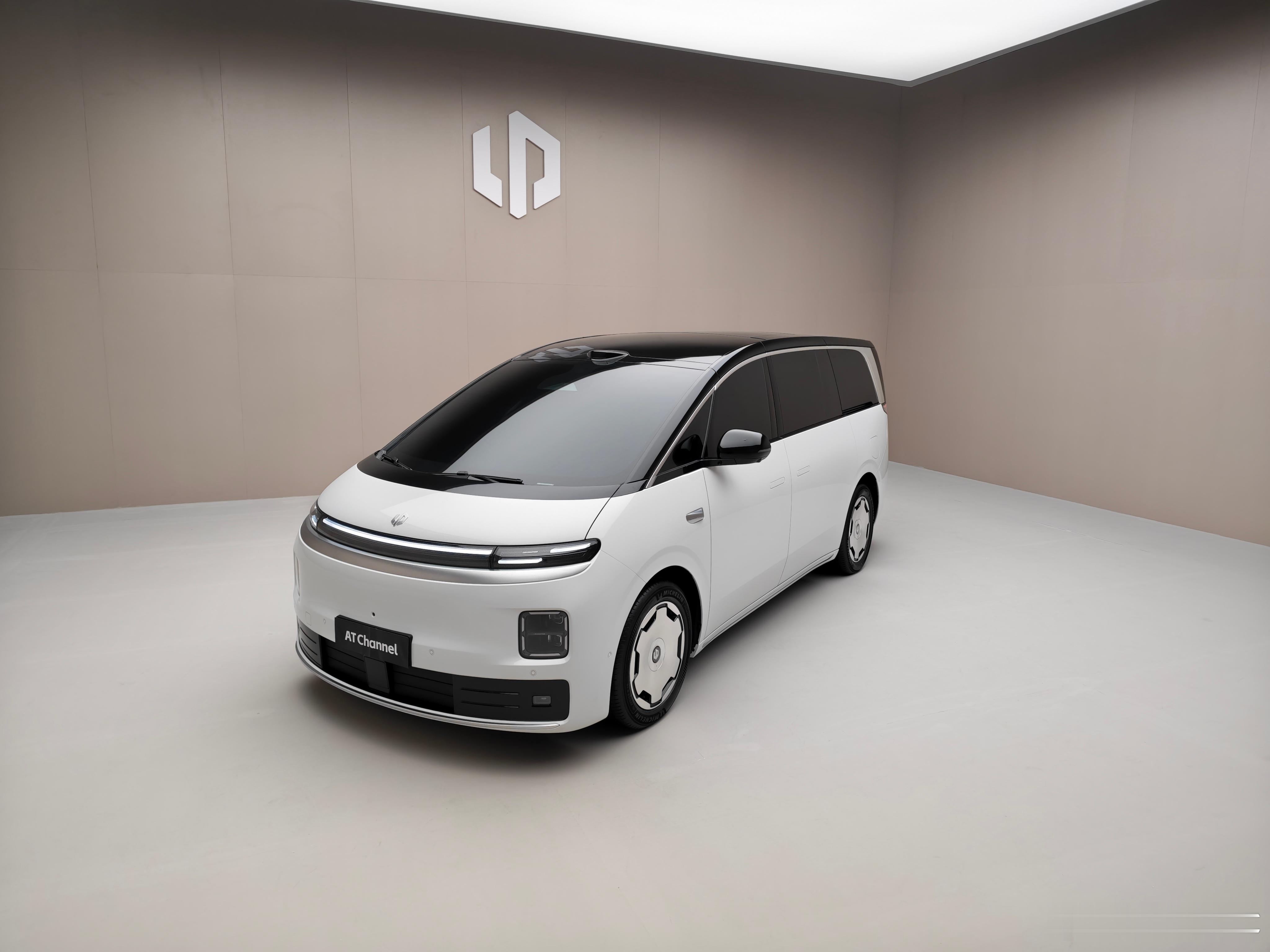 零跑首款MPVD99登场！超5.2米车长+3.1米轴距，空间气场双在线。寰宇之