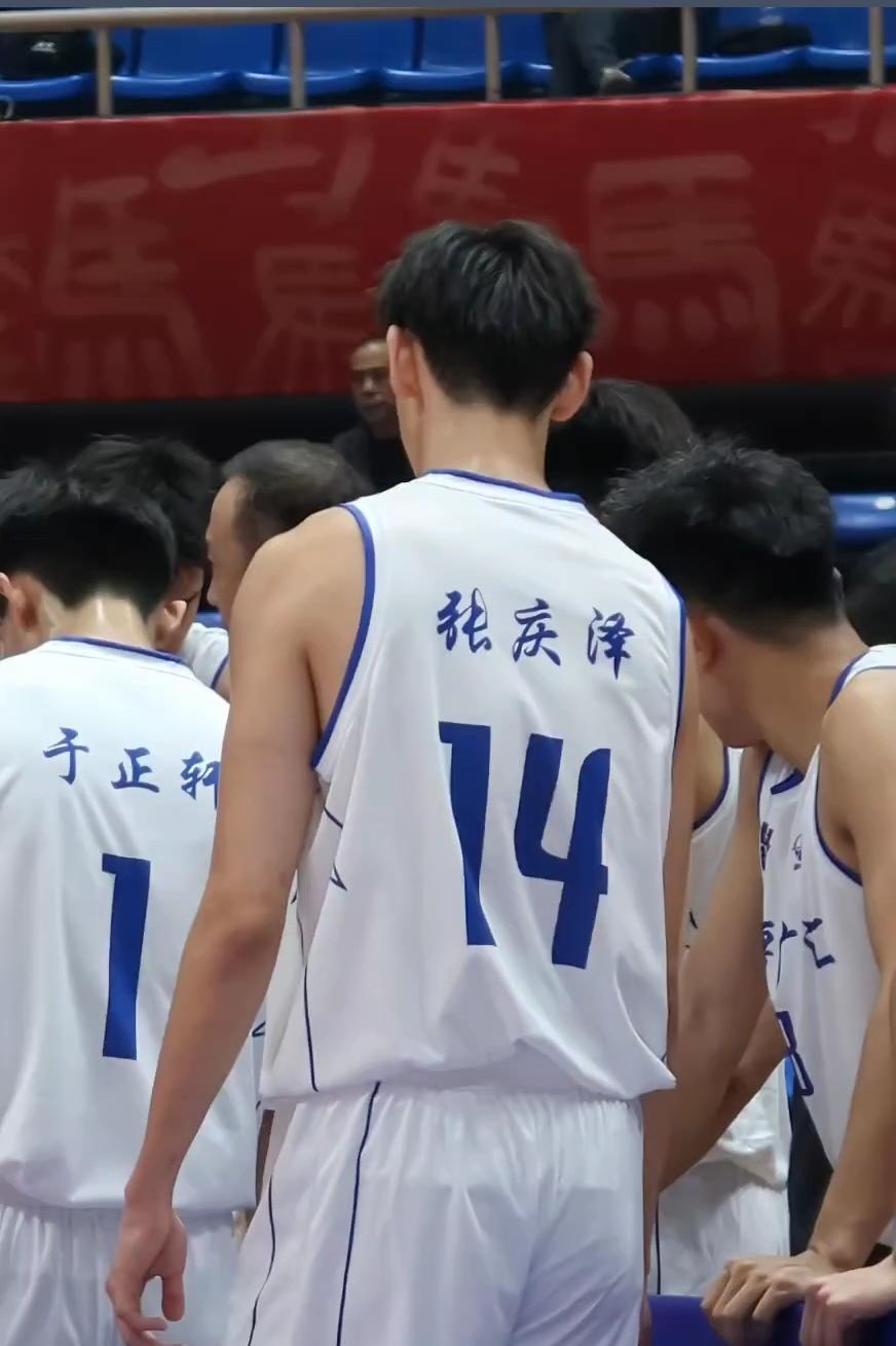 今年已经20岁的新疆男篮大前锋张庆泽，身高已经接近2米08，和曲笑宇已经一样高了