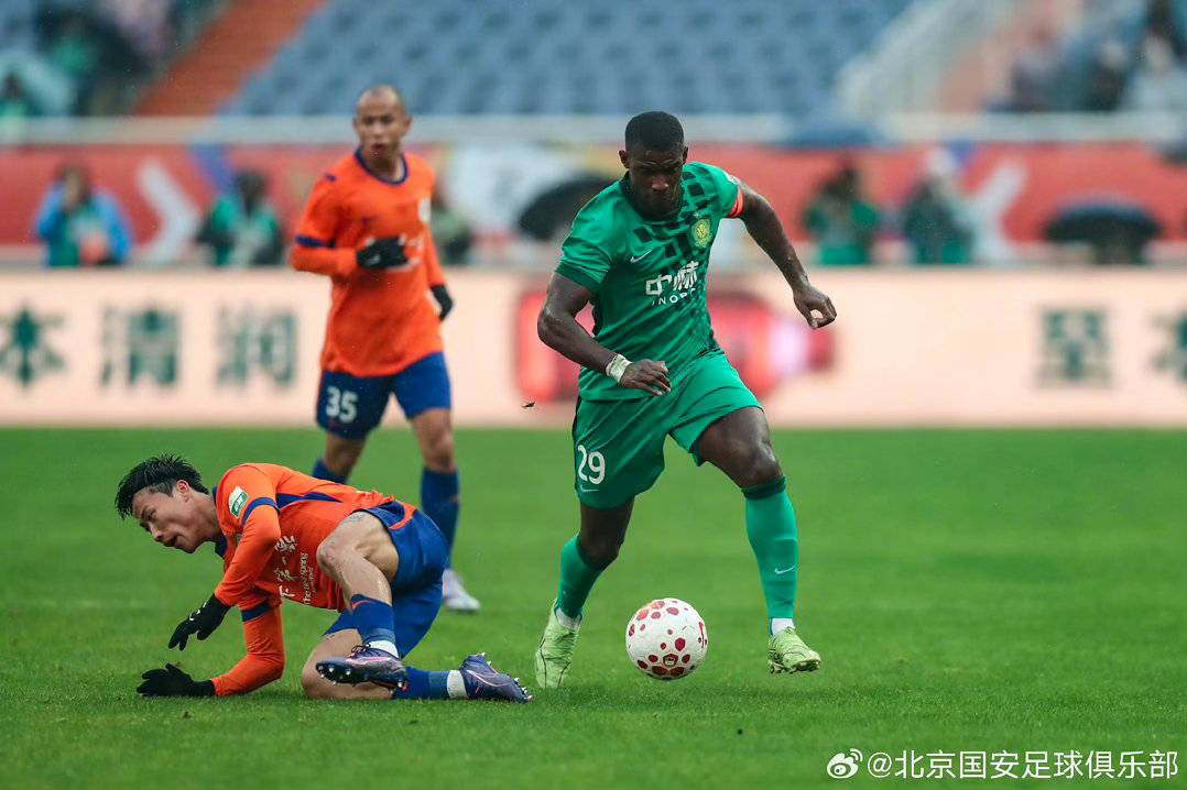 中超联赛山东泰山2-1绝杀北京国安！克雷桑头球破门完成绝杀，泰山两连胜积分归零