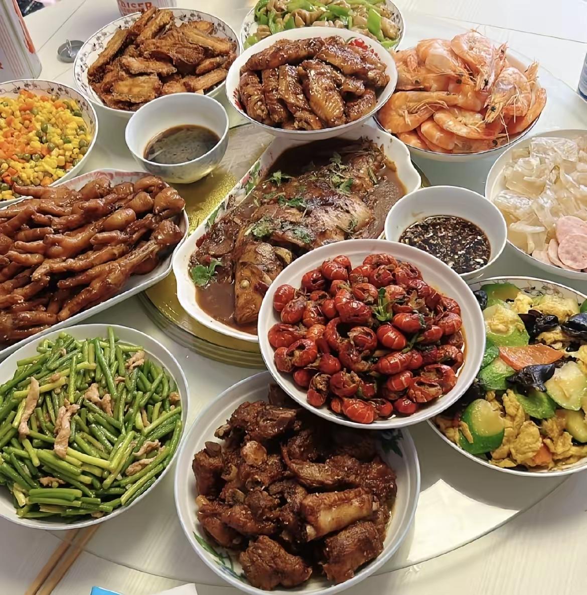 今天婆婆打电话说，十月一大家聚在一起，让我别做饭了。结果我到家一看，桌上