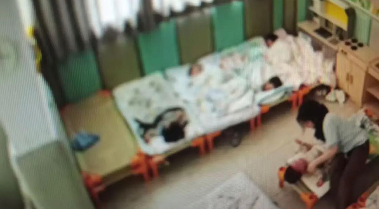 【上海托育园老师虐童仅处警告引争议，周兆成：处罚有法定边界，民事追责不能断】 
