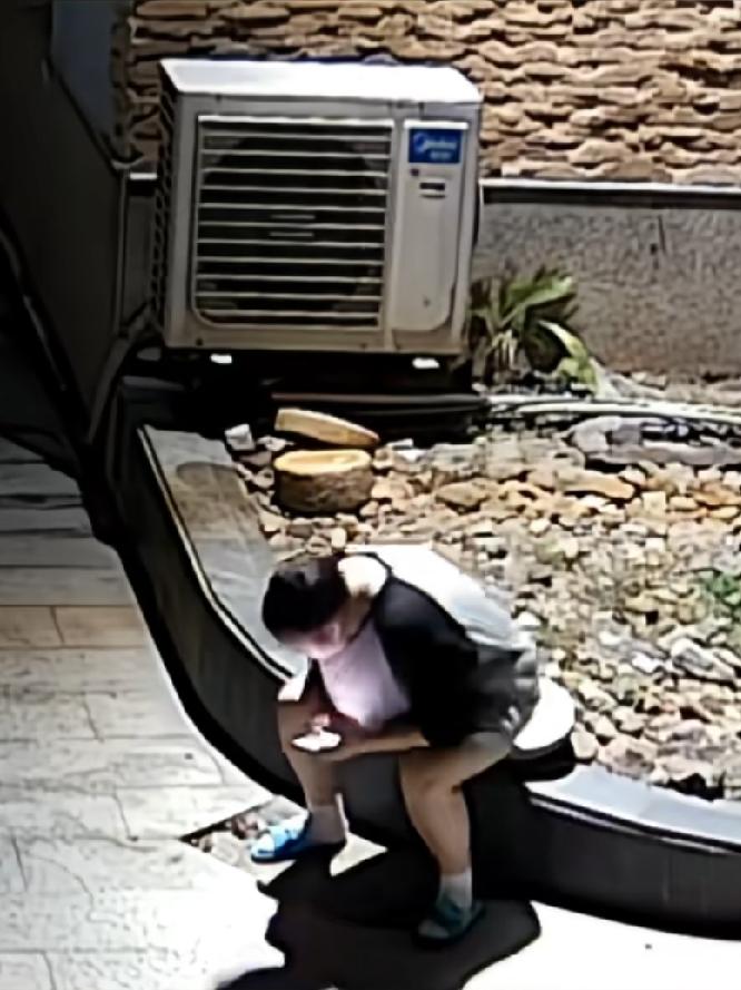 女子无意识的一个举动，竟然躲过一劫