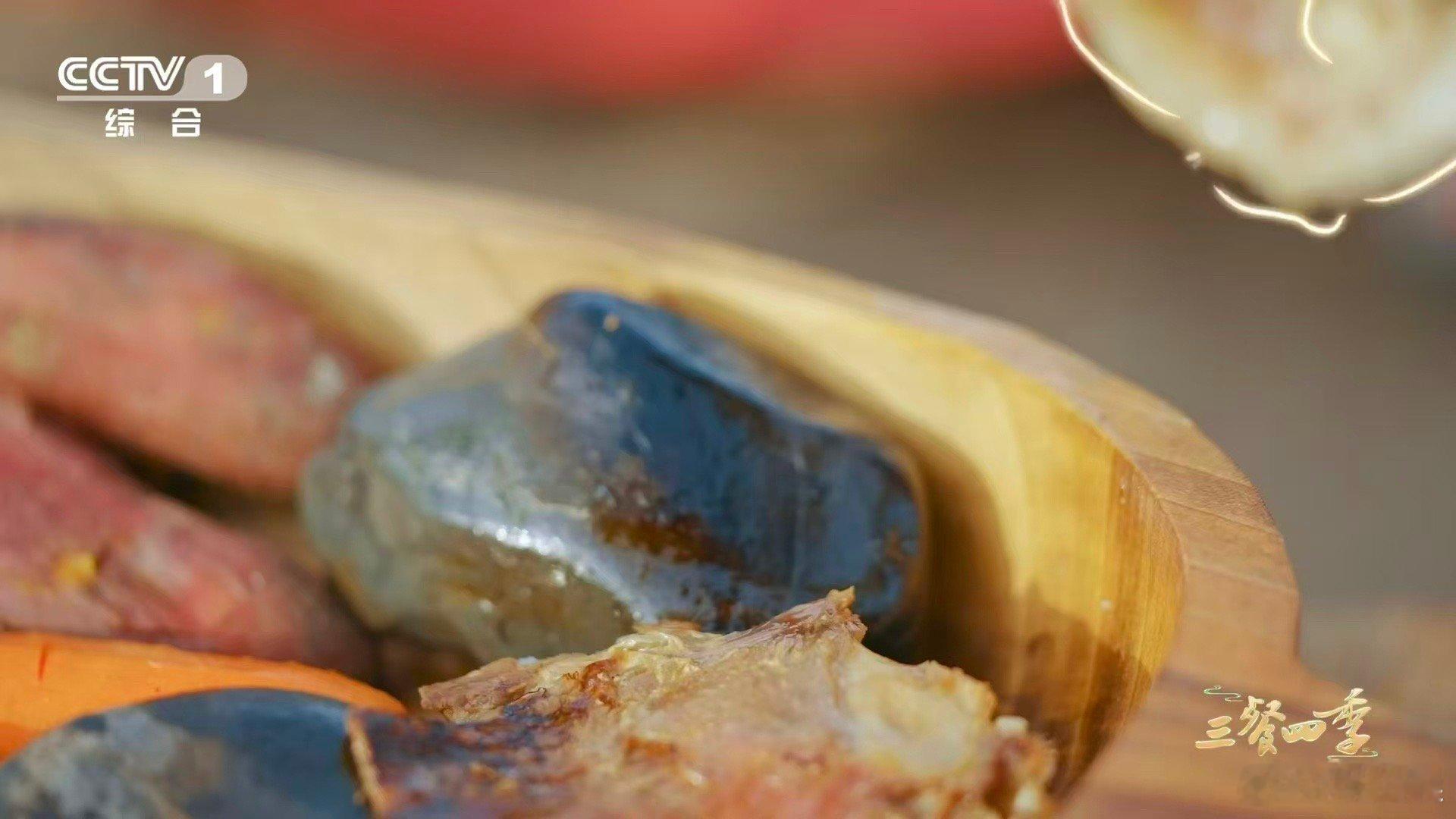 新疆石头成了做羊肉神器三餐四季滚烫石头焖羊肉太绝了，不加一滴水，肉香和蔬菜甜完美