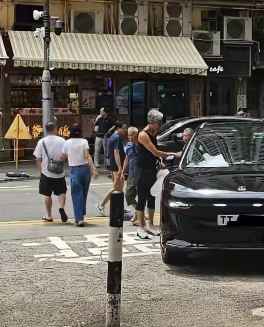 71岁的周润发开车现身香港九龙坡买烧腊。头发花白，身材消瘦，没有了年轻时的意气风发，没有子女的他这时