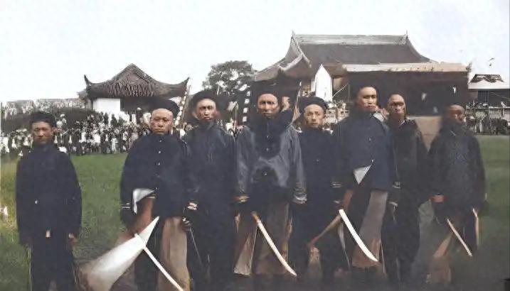 清光绪年间，甘肃河州，天干地裂，旱情连年，民心动荡，城里人说“板柜里没面了，牲口