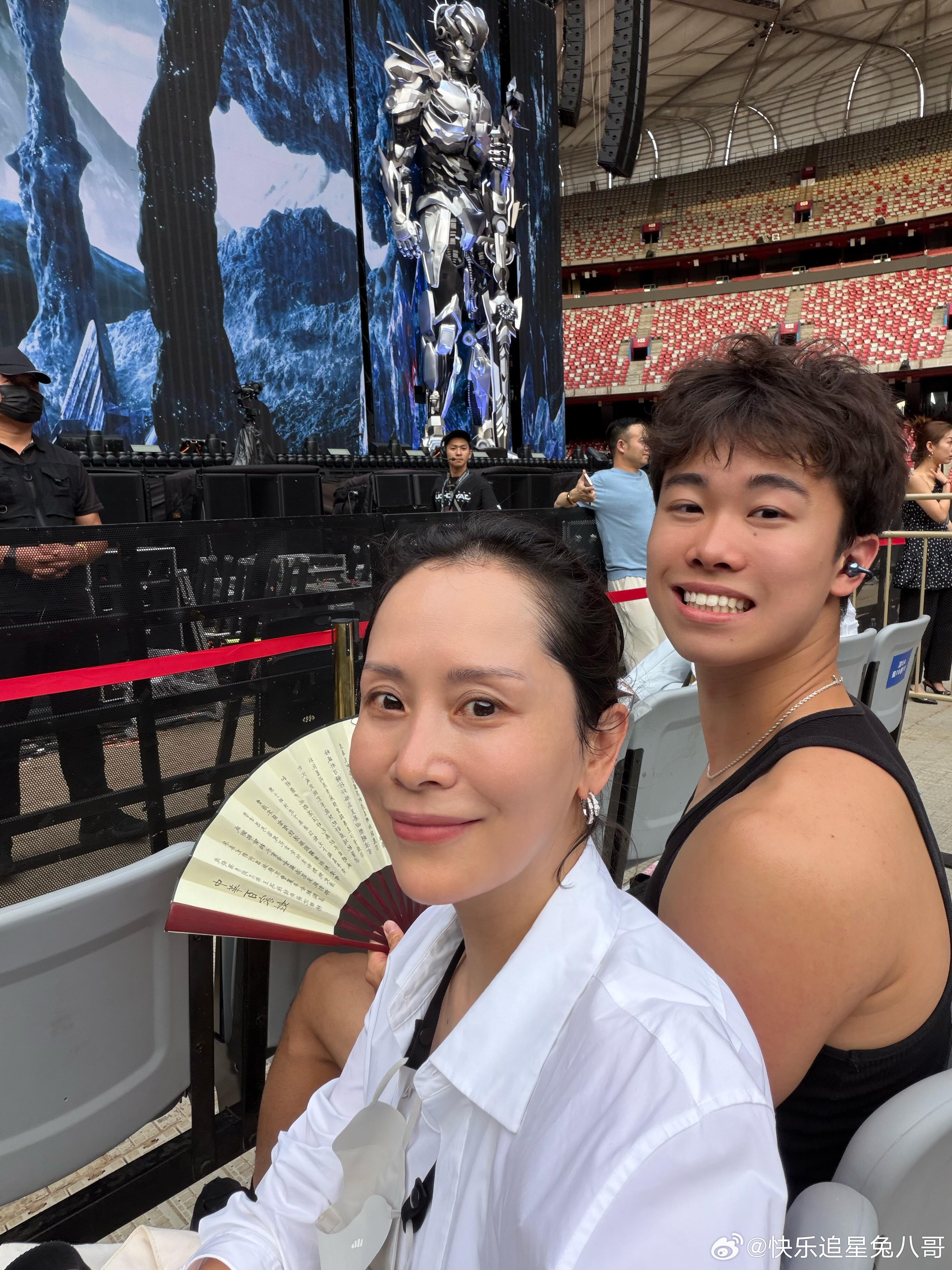 海清儿子近照海清儿子19岁近照海清儿子19岁近照，母子俩长得很像