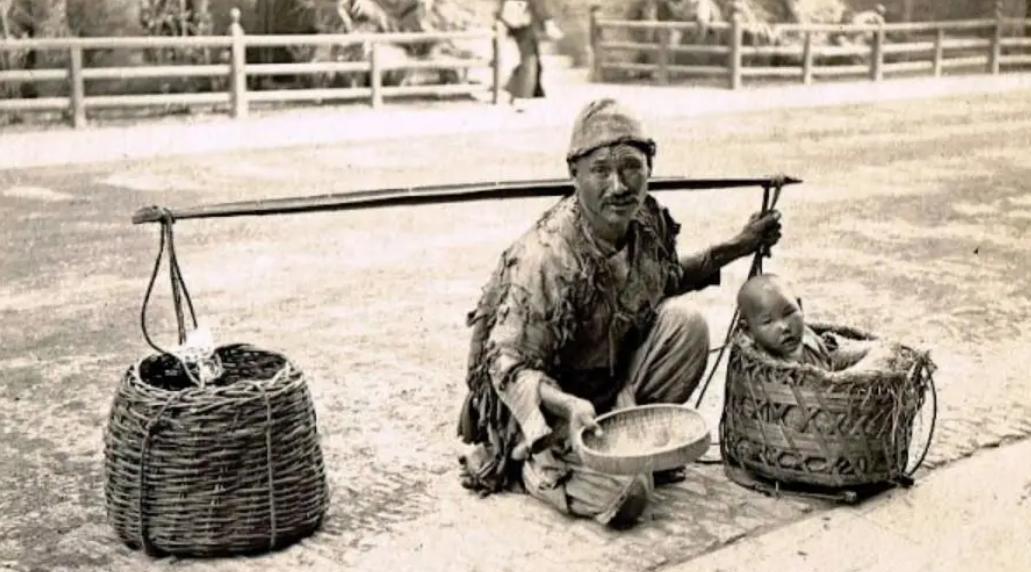 1987年6月，89岁高龄的屈武专程前往浙江奉化溪口，为蒋经国生母毛福梅扫墓。你