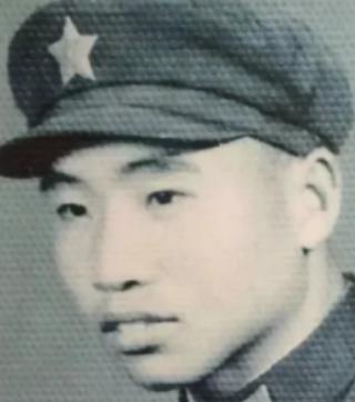 1984年，战士李陶雄中弹牺牲，送葬途中遗体竟两次从车上跌落，护士郑英察觉异样，