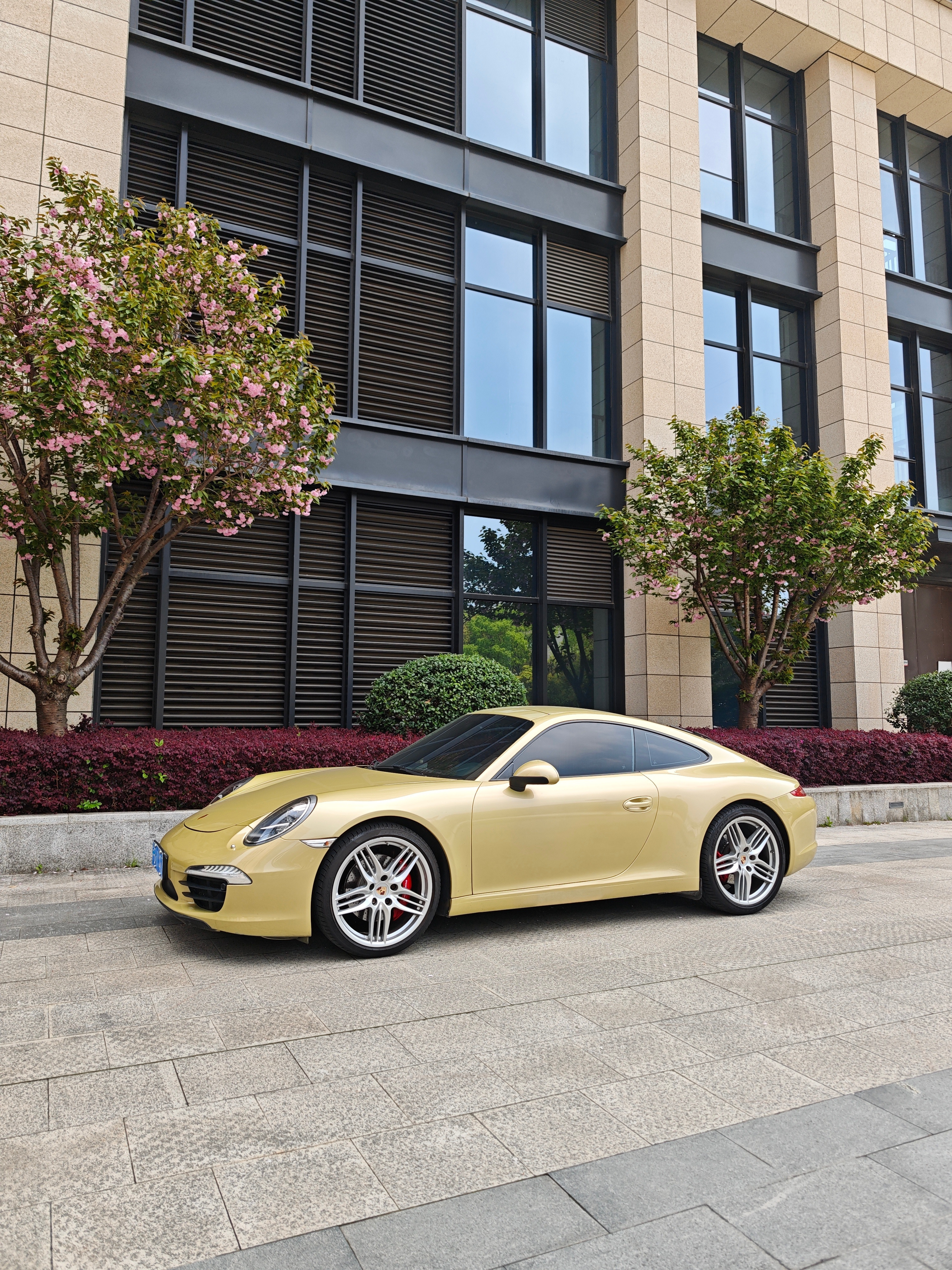 shen车视界这个月特别忙，911停了两周没动。今天天气不错，中午出门拍了几张