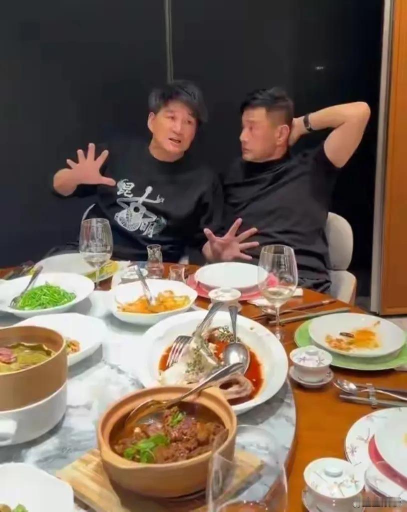 秋日的昆明，微风轻拂，带着丝丝暖意。64岁的周华健与67岁的于荣光，两位曾经的乐