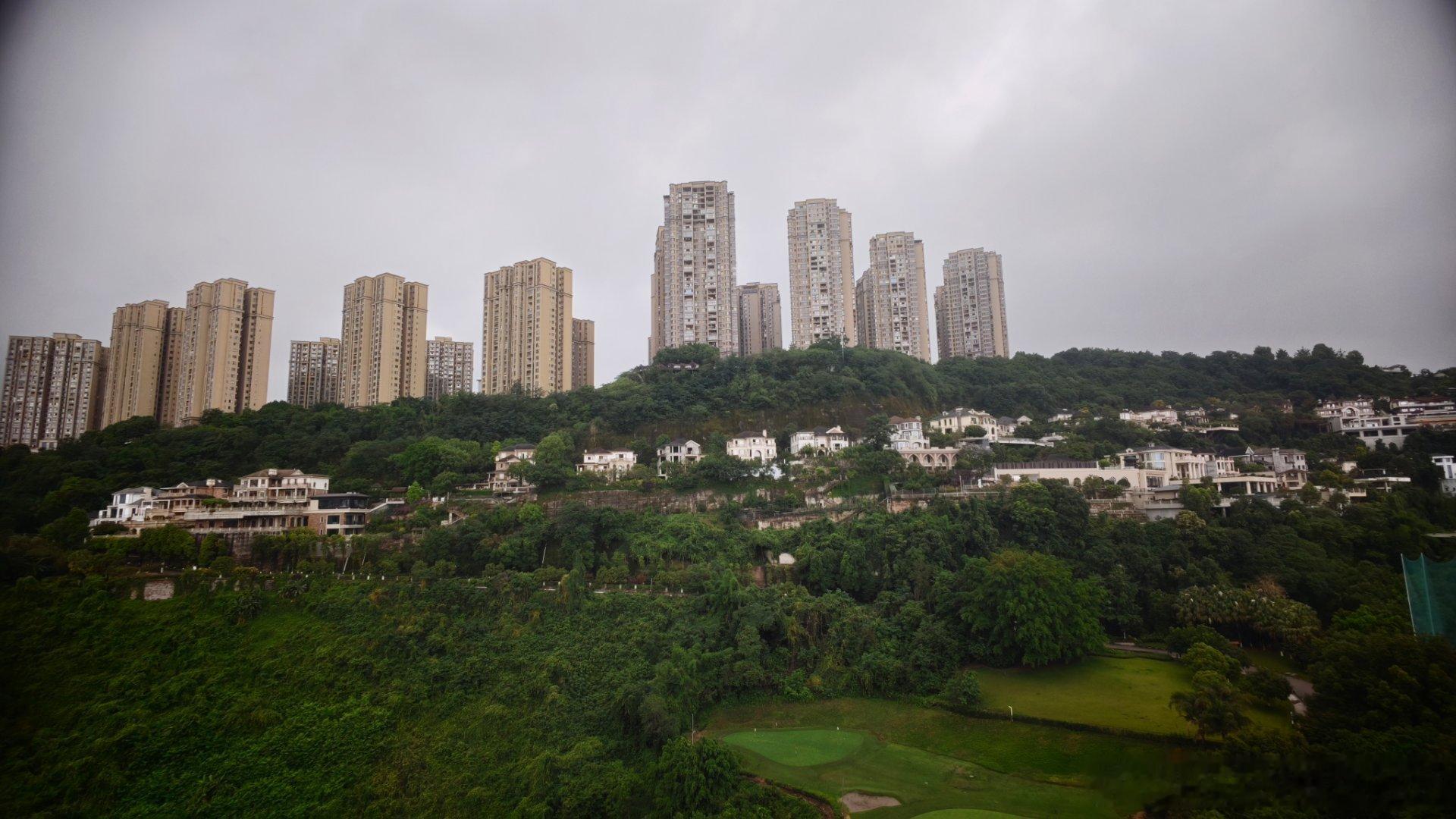 重庆真是个神奇的地方，看窗外你永远不知道自己在几层。图1就是酒店的一层……重庆