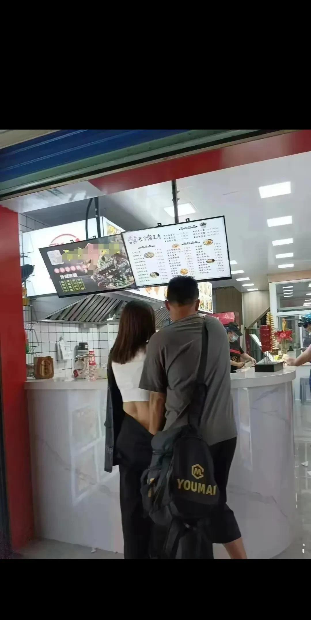这就摸呀！公共场合还是要注意影响