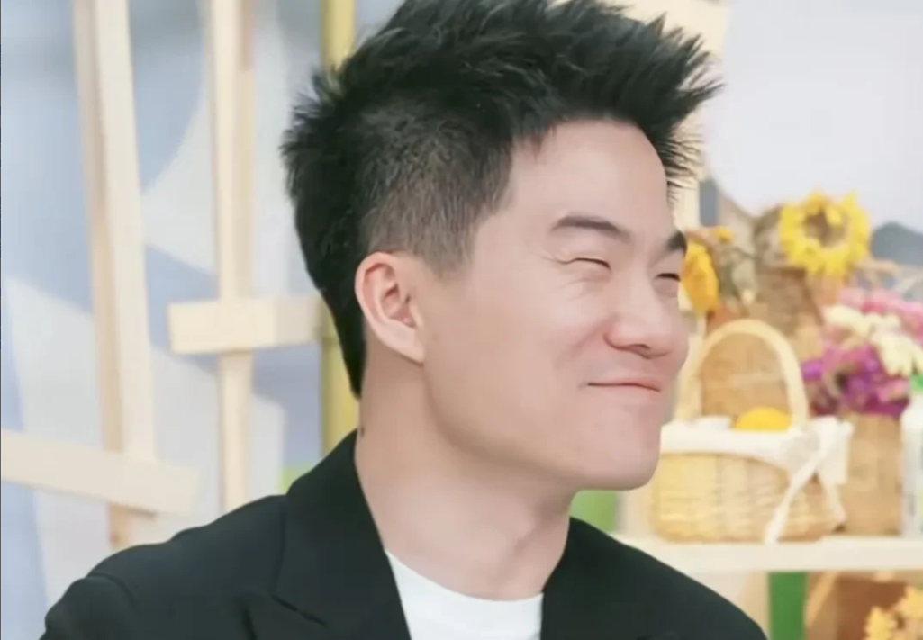 董宇辉开车时，从后视镜看见外甥女脸色发白。小孩蜷在后座说头晕想吐，央求舅舅停车缓