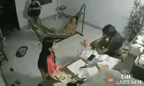 哎呦喂气的我呀这老婆怎么就坐以待毙给他打呀？这么打人还不还手吗？最恐怖的