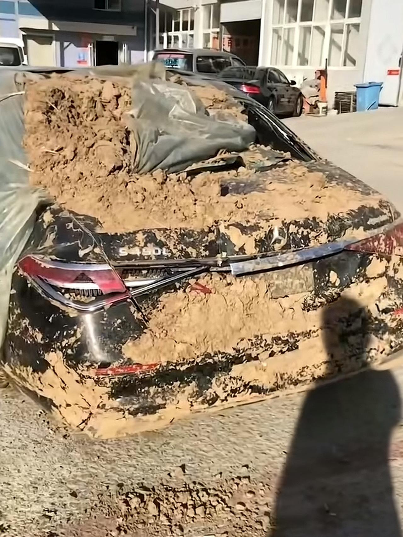 活埋奔驰又连夜挖出，有钱人的愚昧操作，真的太离谱！本想靠豪车陪葬博排场，满