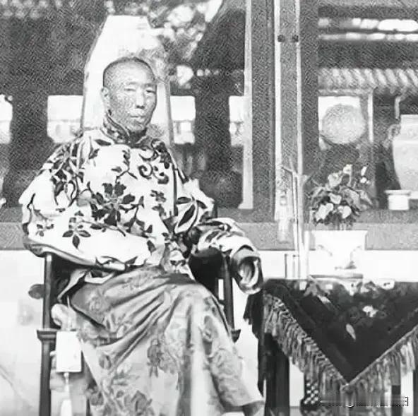 1908年，慈禧死了，李莲英手里攥着300万两白银，却连一两都不敢带走，只求能活
