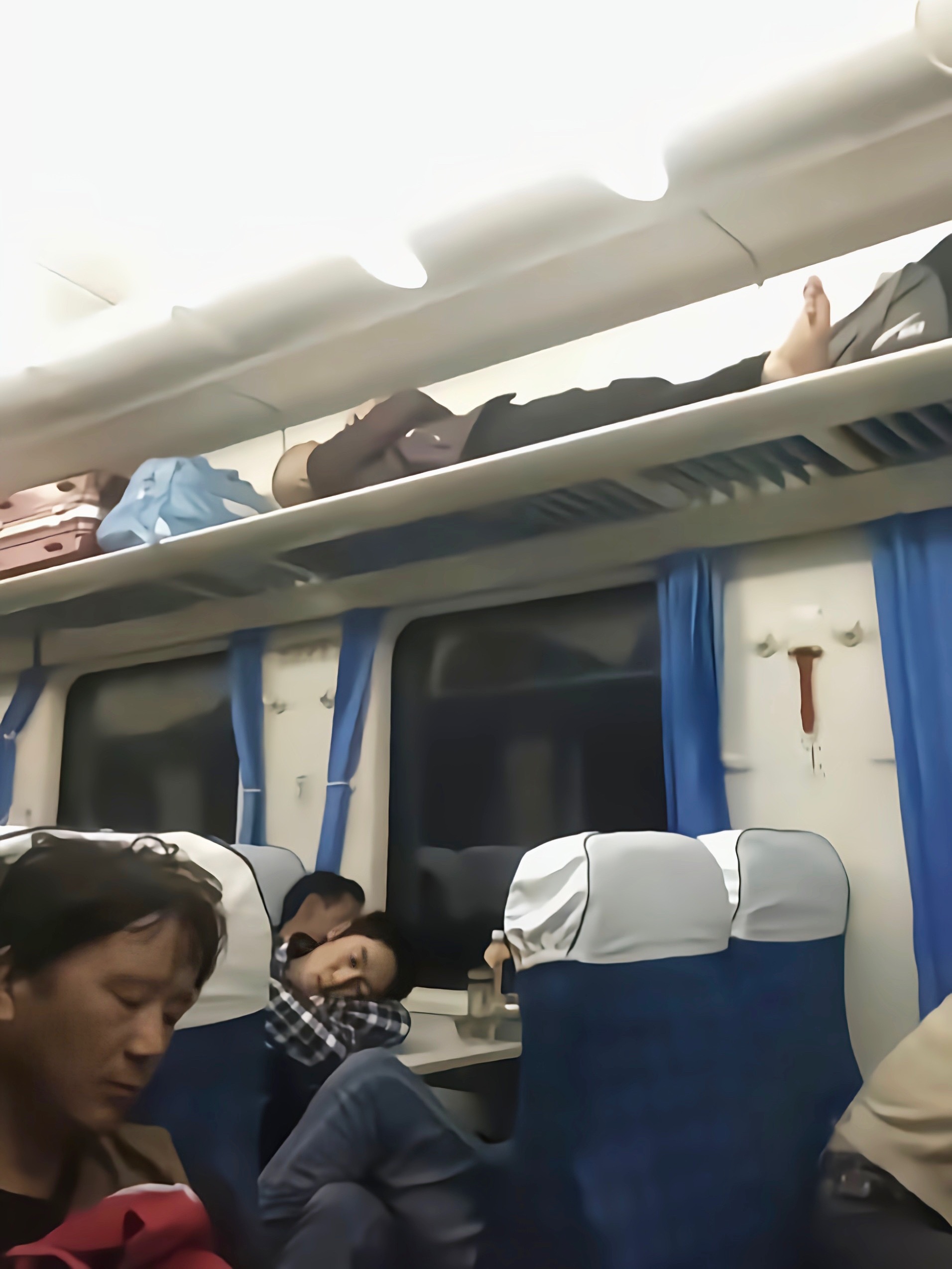 火车硬座惊现上下铺硬座上中下铺