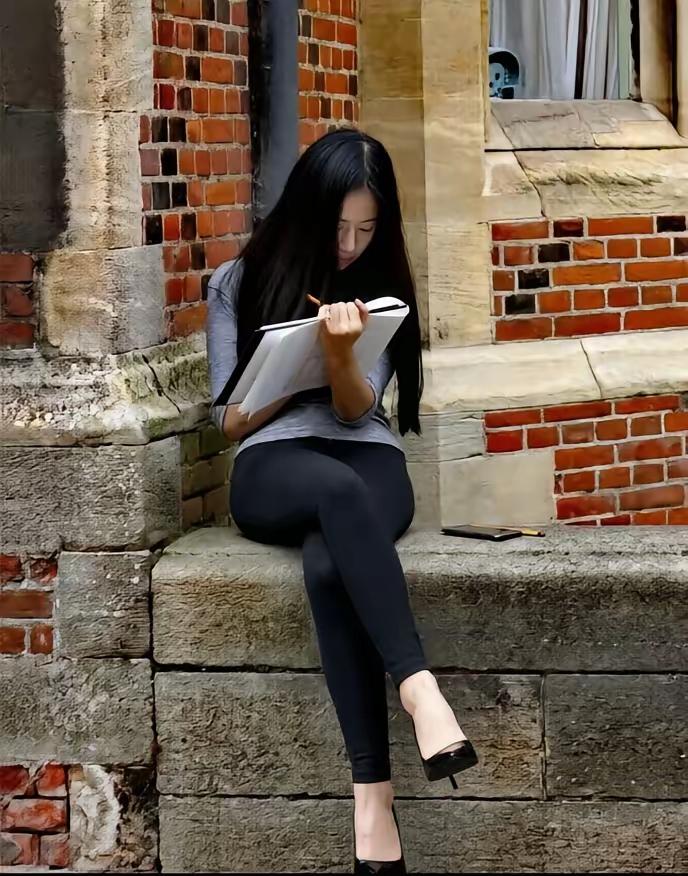 真的好佩服这样的女孩，人不仅长得漂亮，而且还非常的勤奋！任何时候手里捧着的永远是