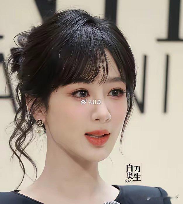 我有种强烈的预感，杨紫明年估计要结婚了!不是没有依据的，真的是从她的工作节奏和状