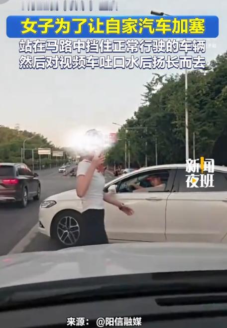 太嚣张了！7月22日新闻夜航报道，重庆，一司机拍视频爆料，他正常在路上行驶，一名