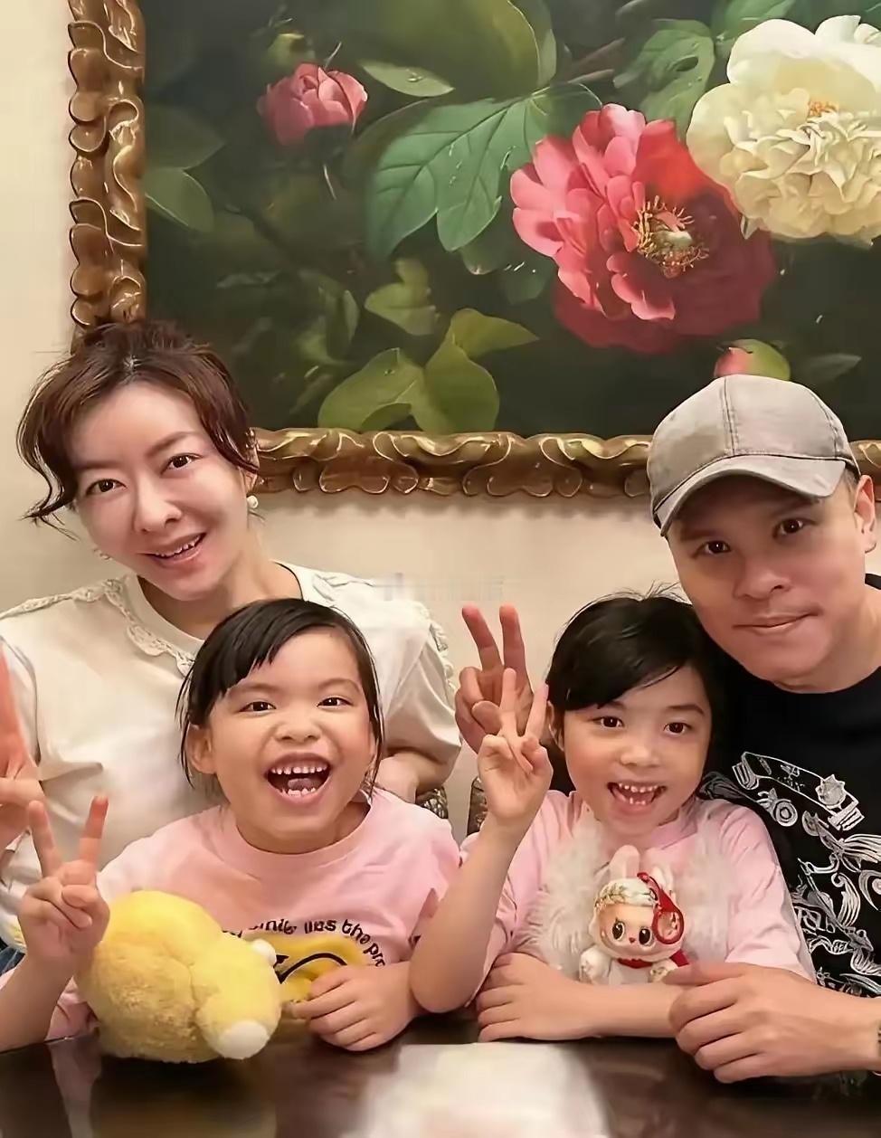 熊黛林那对双胞胎，都不用做亲子鉴定，看一眼就能知道是郭可颂的娃，这五官长得也太像