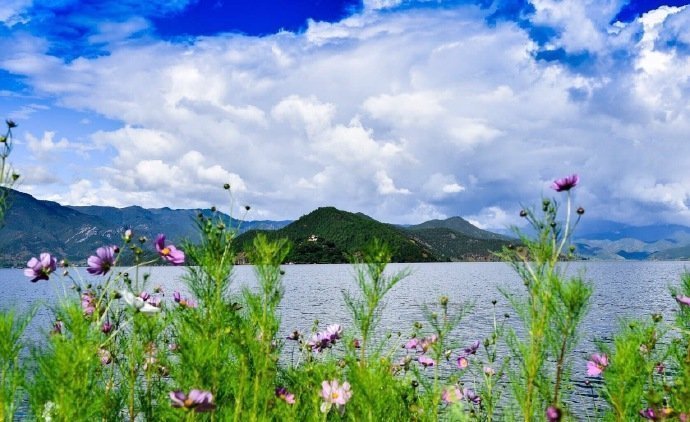 泸沽湖，就像天地间的一幅画。​​​