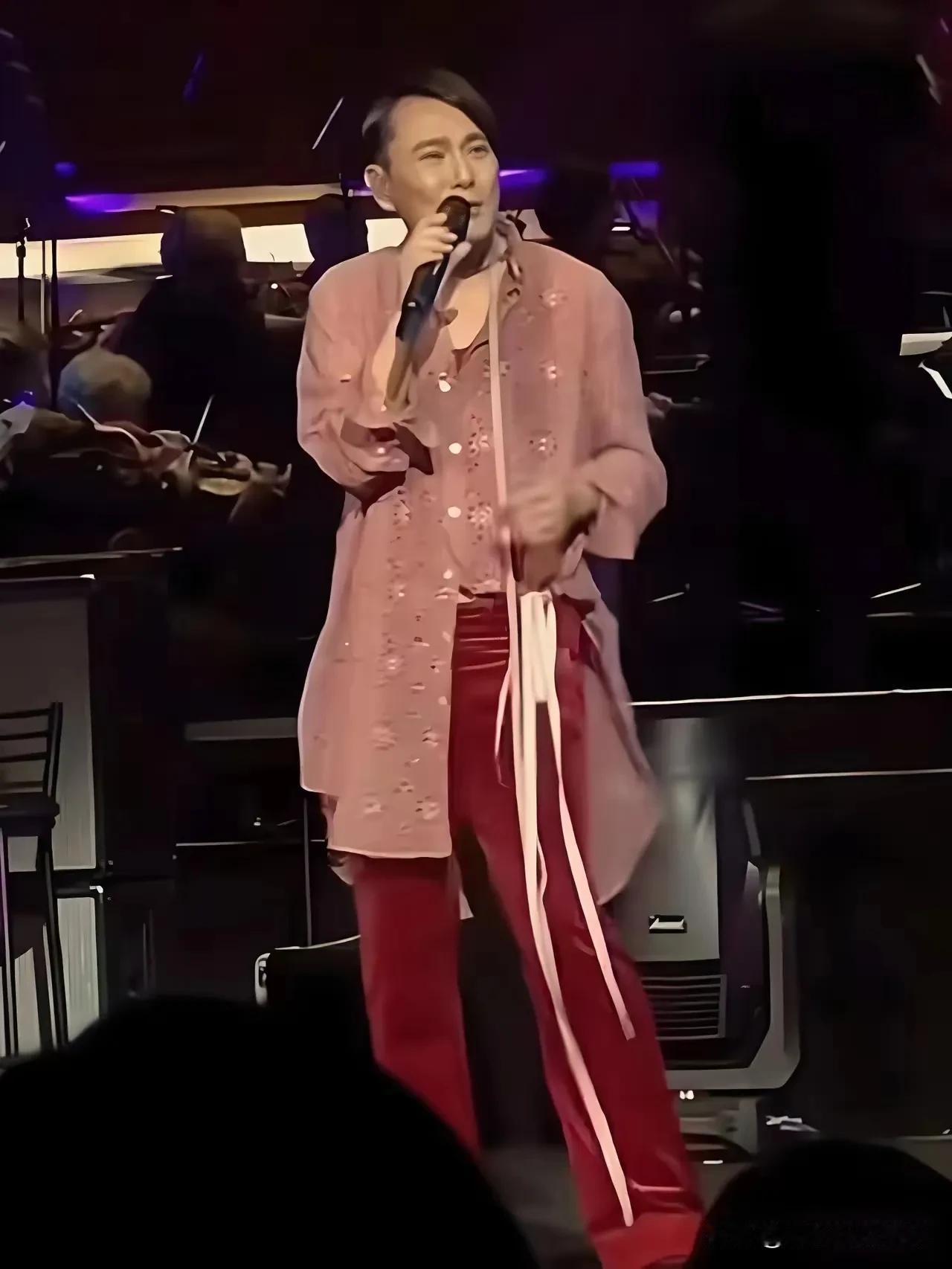 张信哲怎么变成这样了？张信哲演唱会造型太娘娘腔了，穿着奇装异服姨味十足，不知道的