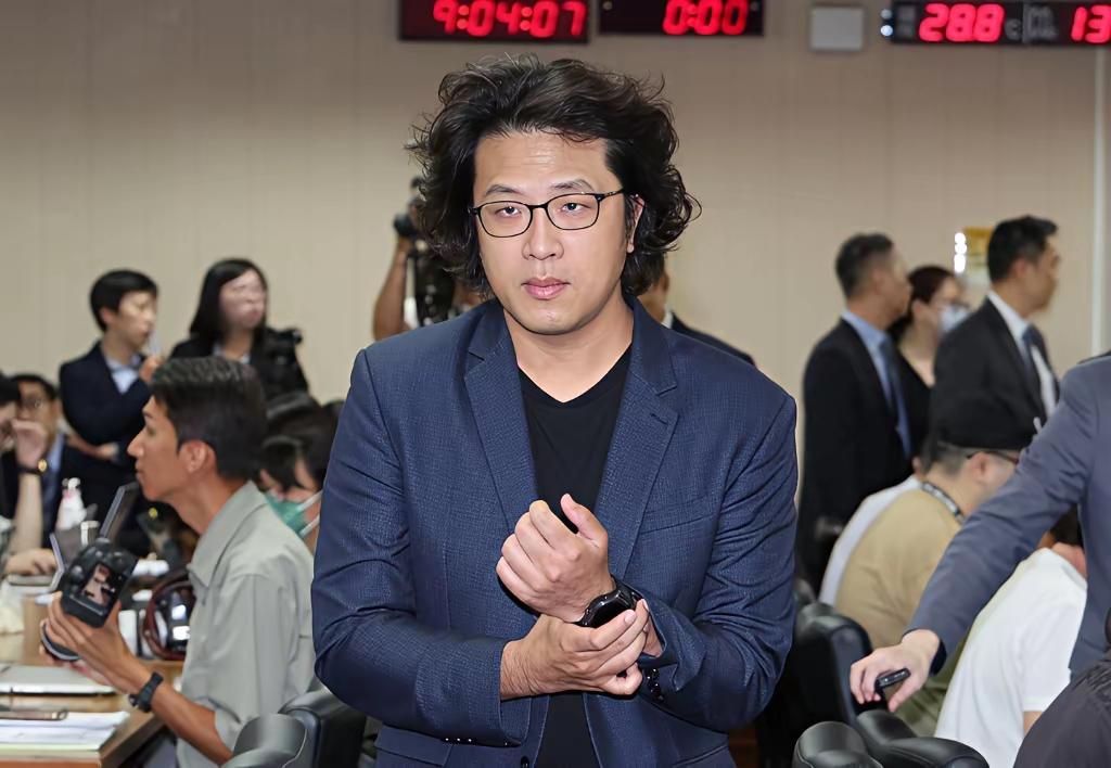 沈伯洋在德国国会门口喊话大陆，中德引渡条约成焦点。11月12日，台湾通缉犯沈伯