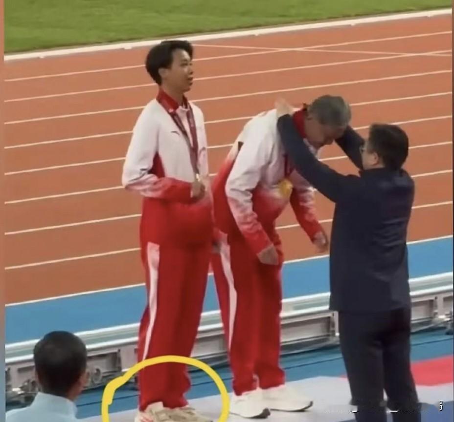 站上领奖台的她，脚上竟是穿着一双洗得发白、旧到快散架的运动鞋！不是名牌，也没