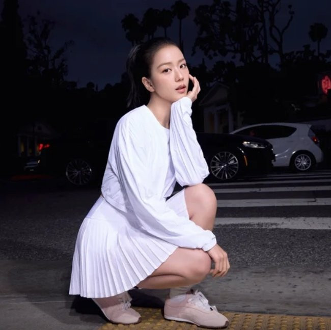 JISOO谈到她即将与Alo带来的合作：“真的超期待大家能拿到这双我和ALO联名