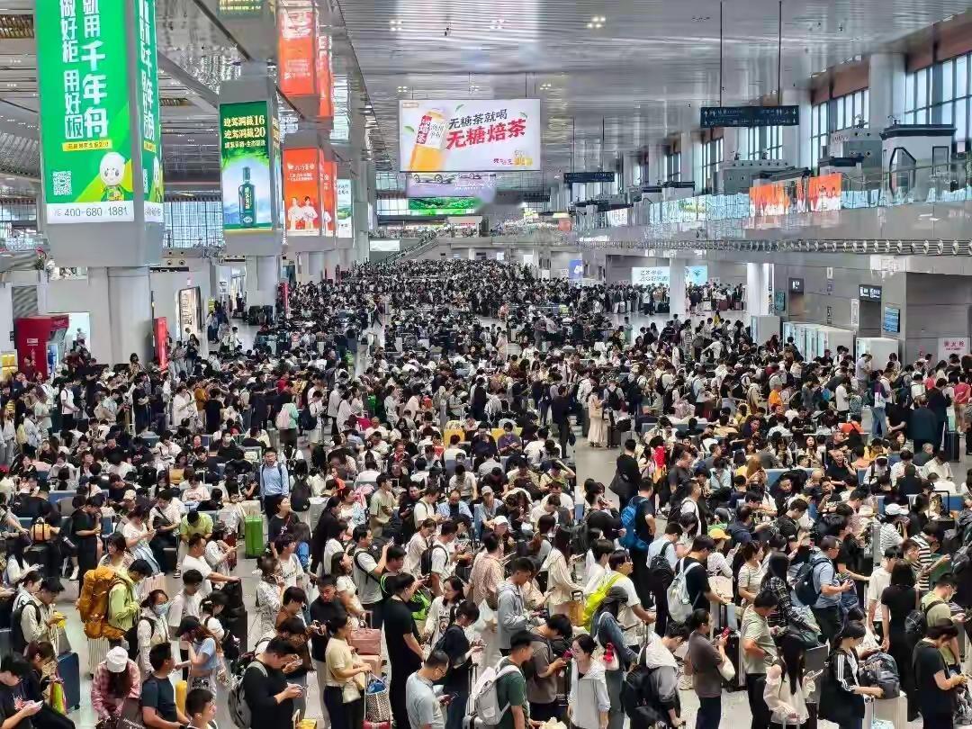 南京阿姨友情提醒：国庆假期到南京旅游的友友们，记得带件长袖外套，这两天南京天气有