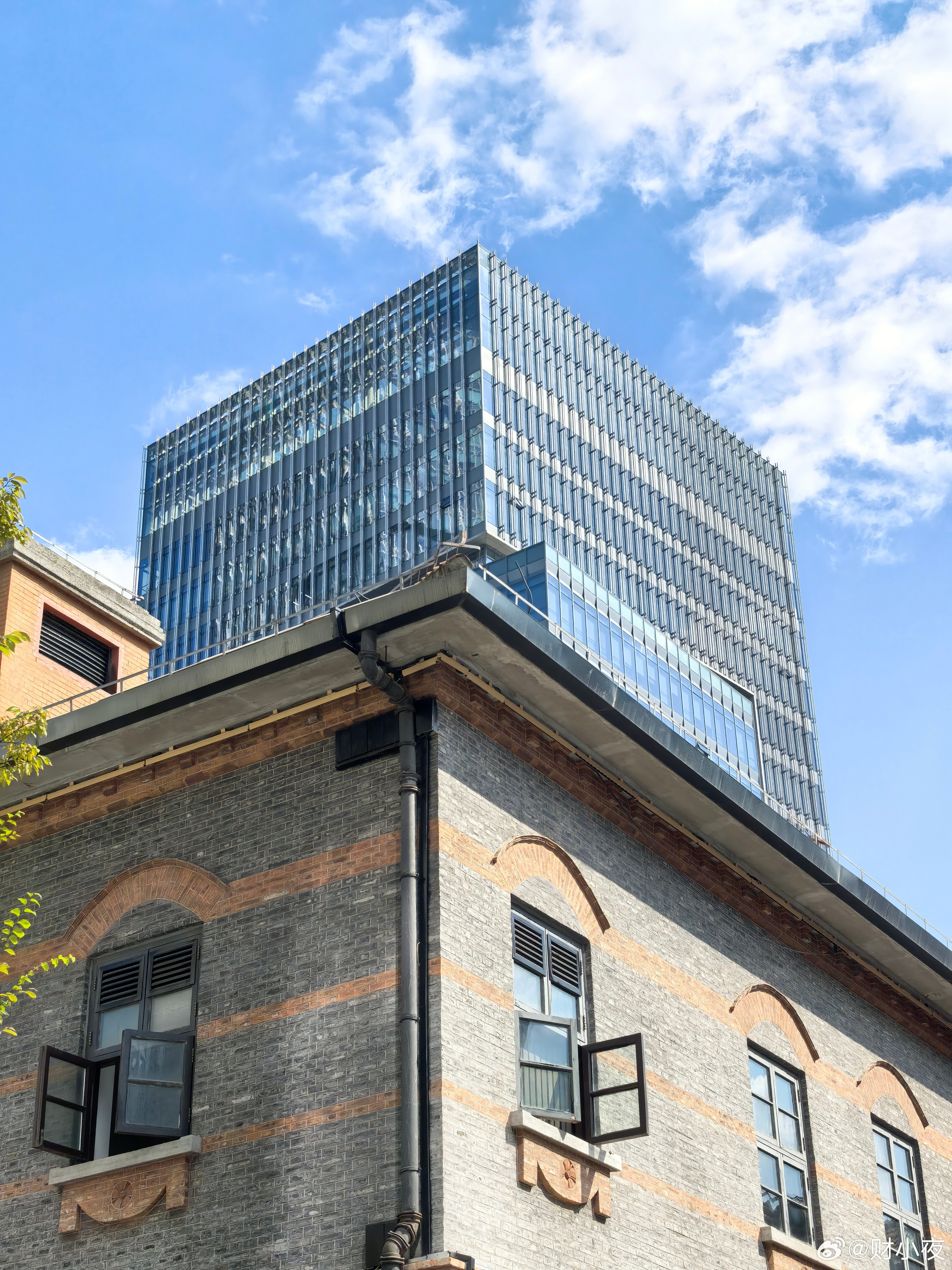 上海女子200万买房隔日被加价5万跳涨这事，在以前行情好的时候很多。比如今天签了