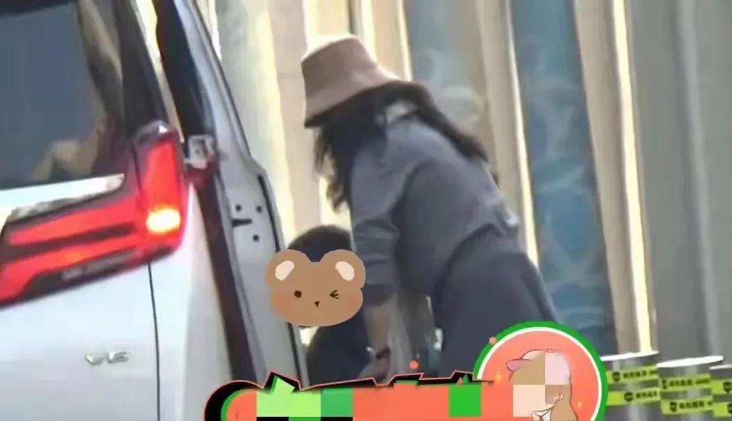 46岁章子怡去幼儿园接儿子放学，5岁儿子跟汪峰长得一模一样，小模样实在太可爱了。