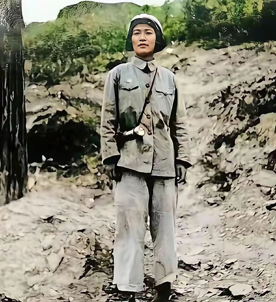 女志愿军戴藩篱在朝鲜战场的一张留影，她是戴安澜将军唯一的女儿。铭记历史