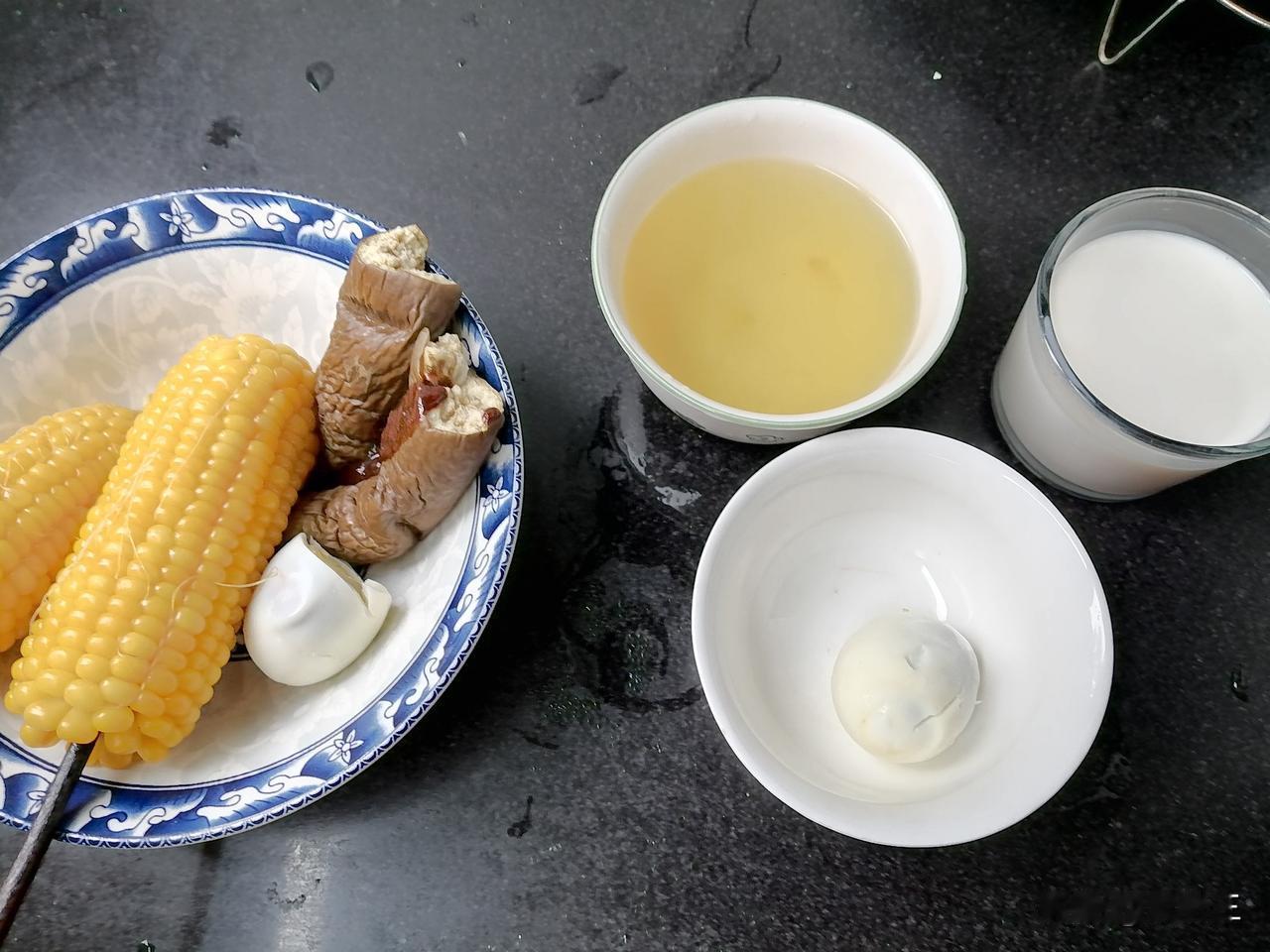 早晨，我认真地给自己做顿早餐，开启一天的日常。现在，我的每一天都是赚来的，所