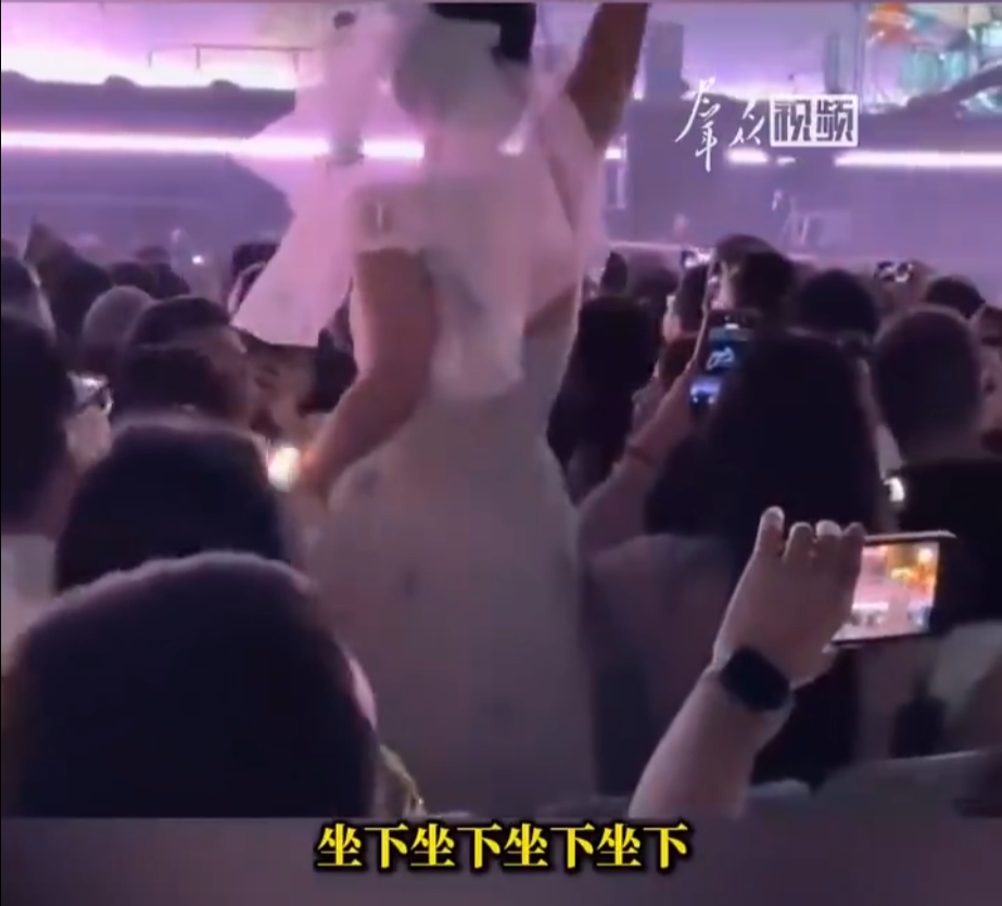 他在演唱会上求婚，全场喊坐下，他把拍视频的报警了花大几百上千买张票，是来听赵雷的。结果前排站起来一对