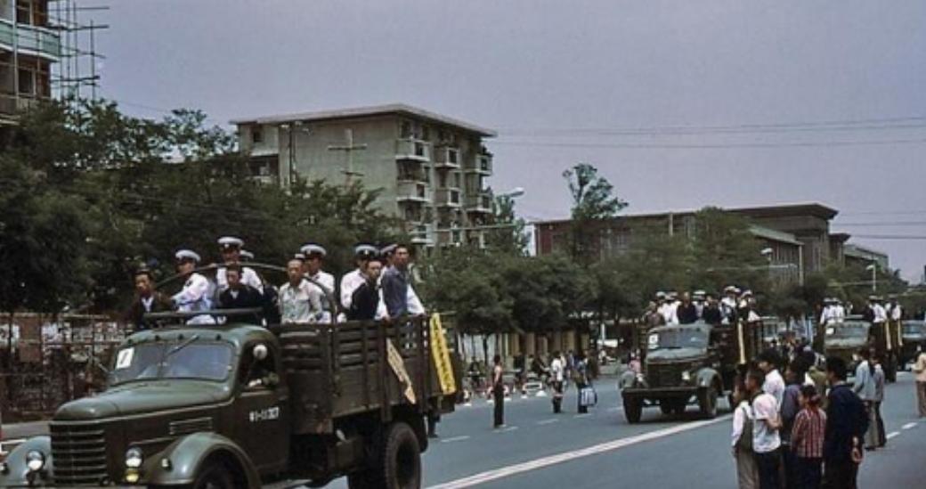 1984年，陈再道正在家中享受宁静时，突然传来敲门声，几名穿着制服的人闯入，说：