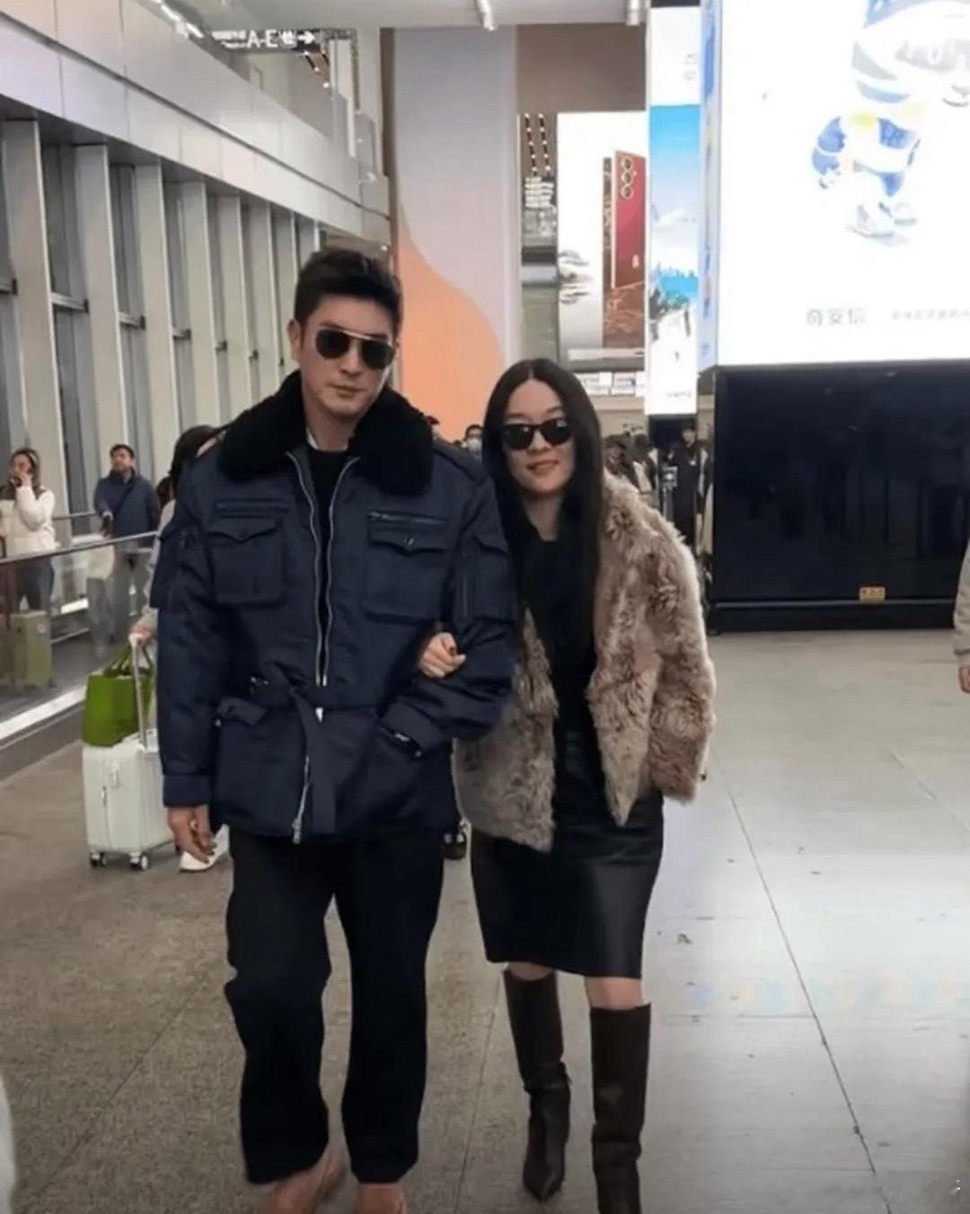 刷到霍思燕杜江机场路透直接被甜到！两人挽手同行超黏糊，氛围幸福感拉满。霍思燕咖色
