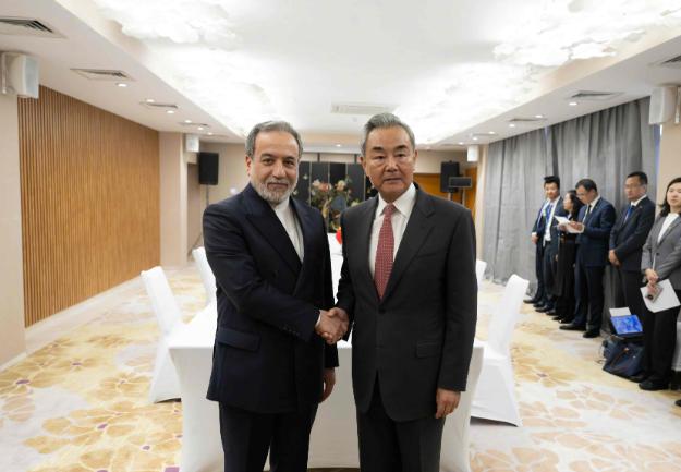 伊朗稳了，中国给承诺当地时间7月24日，中国外交部长王毅会见了伊朗外长阿拉格齐