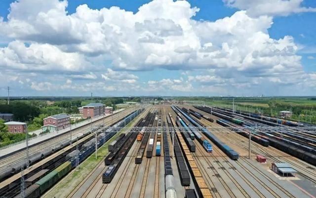 卢克文：“当前中美战况主线，其实是：美国捅中国外贸，中国捅美国股市。中国经济靠生