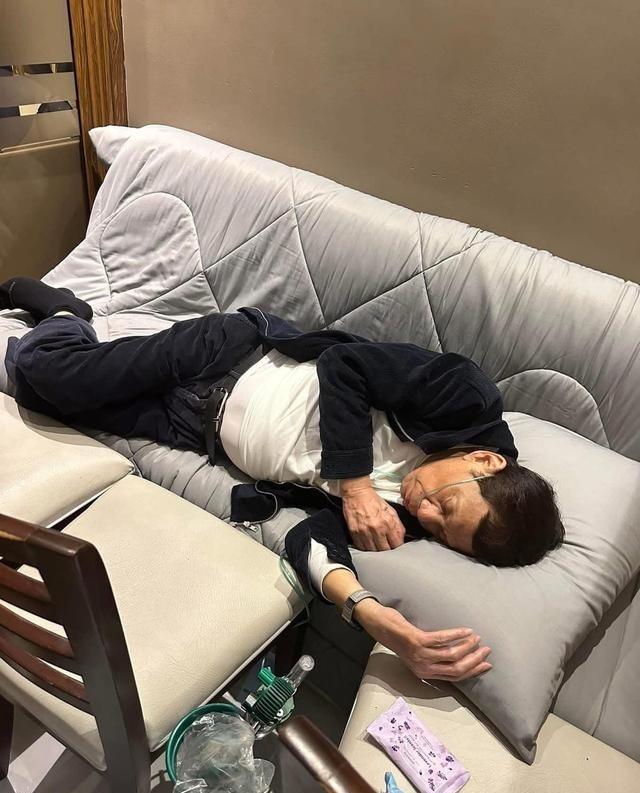 马科斯收到了一个“好消息”，他的老对头、菲律宾前总统杜特尔特在海牙的牢房中昏迷，