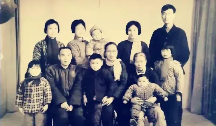 1970年，上海知青林小兰难产，生死关头，邻居老太救了她的命。那天的雨下得特