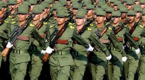 古巴士兵与国产AKM步枪，古巴步枪弹匣比较特别，红色电解木制造。本国生产的红点瞄