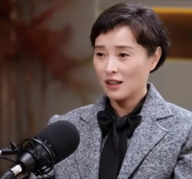 84岁父亲突然问女儿：你会送我去养老院吗？53岁的吴越愣了几秒后，然后蹲下来，握住父亲的手，轻声说：