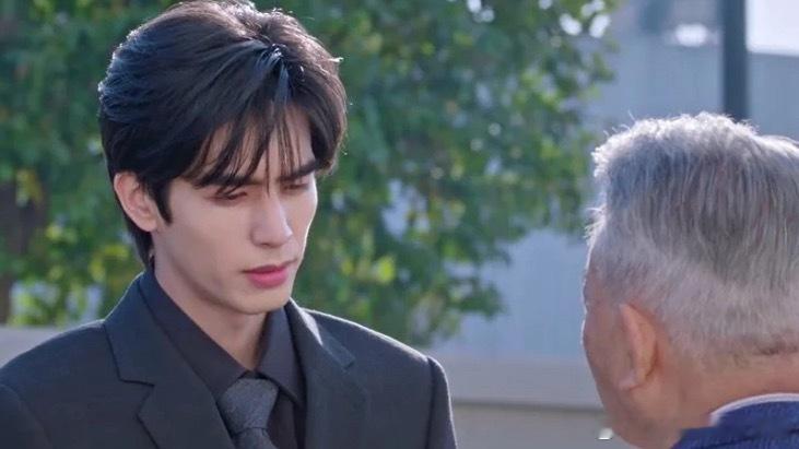 总觉得男主肩膀这块看着不太对劲但是我又说不上来哪里不对，之前有一幕办公室抓包女主