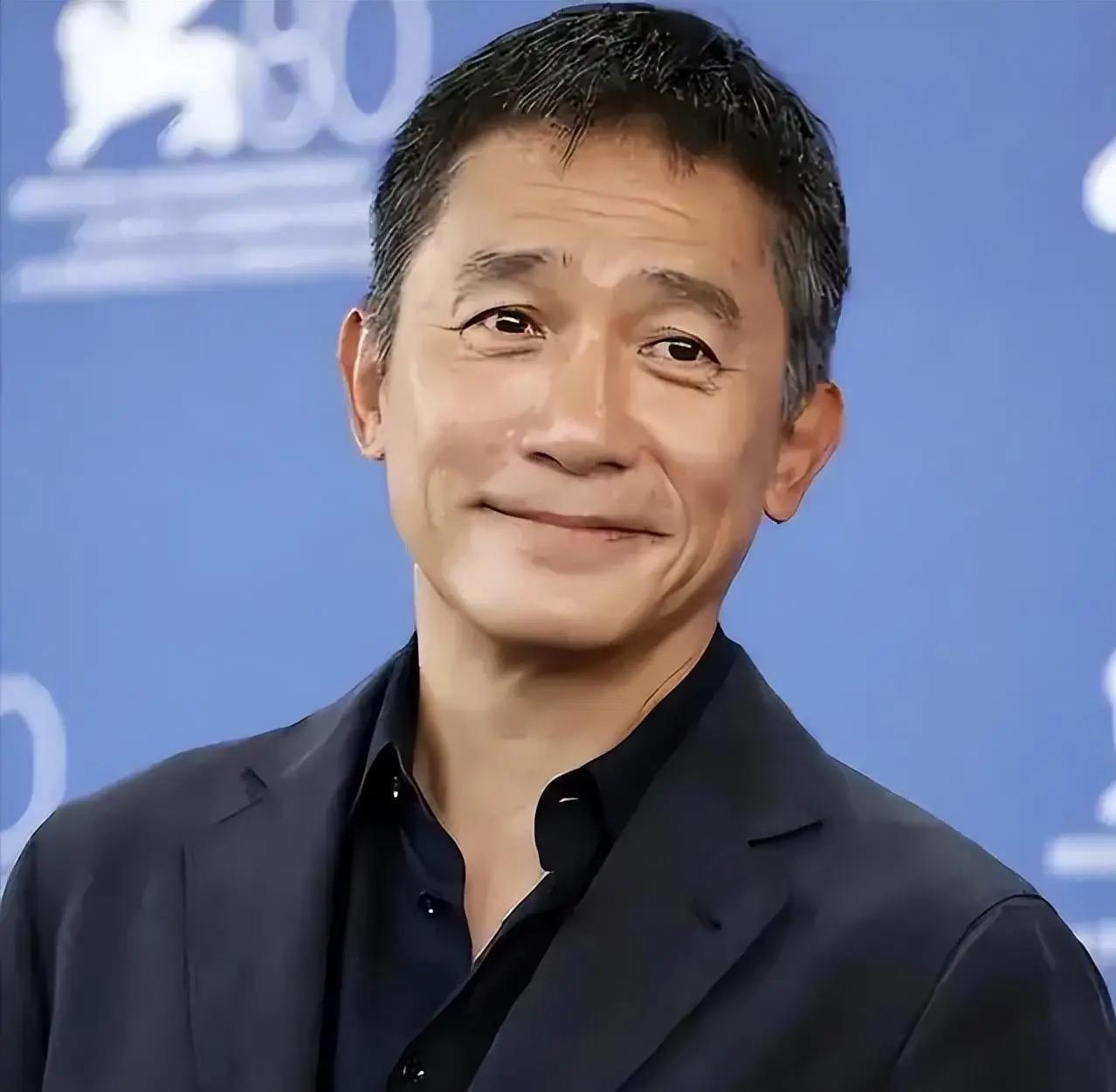 曾华倩曾是梁朝伟的初恋，同居六年无果，三分三合，却最终败给了闺蜜刘嘉玲。如今54