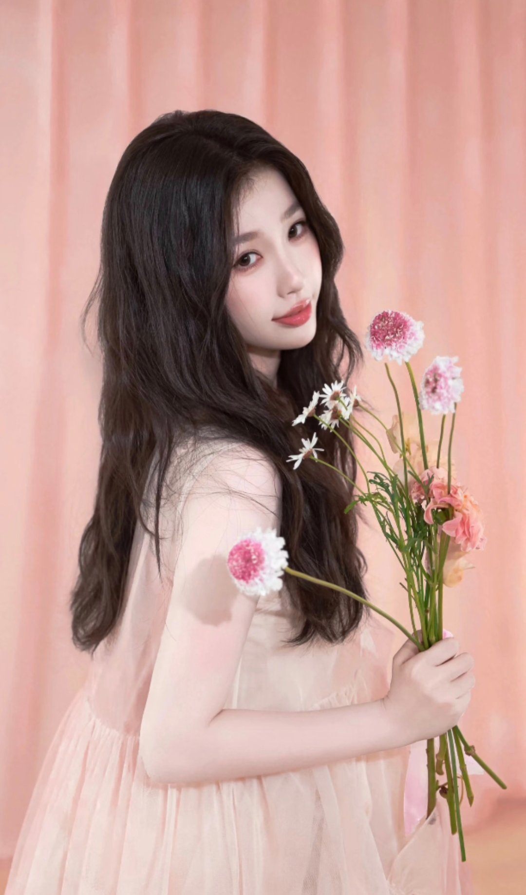 金靖回复虞书欣包场都是天使来的吧~女生之间互相捧场的友谊看着真舒服