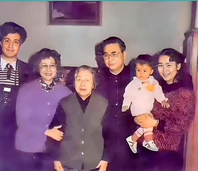 1986年冬日，李鹏全家前往中南海西花厅探望邓颖超同志，留下了这张跨越四代的珍贵