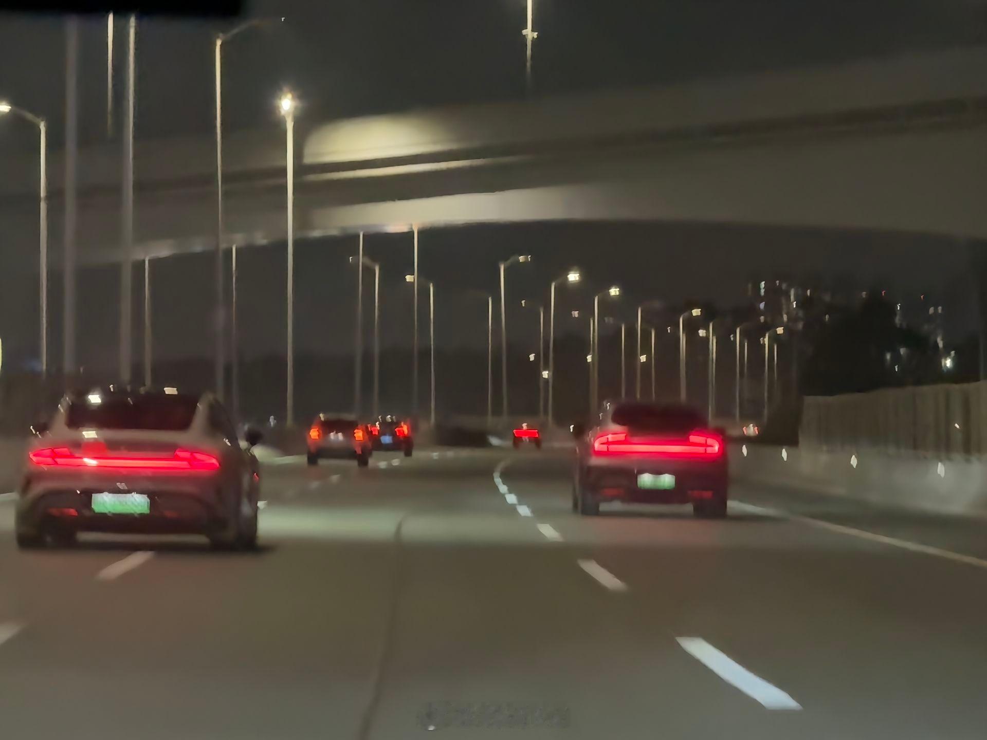 小米尾灯的辨识度太高了，远远就知道是小米