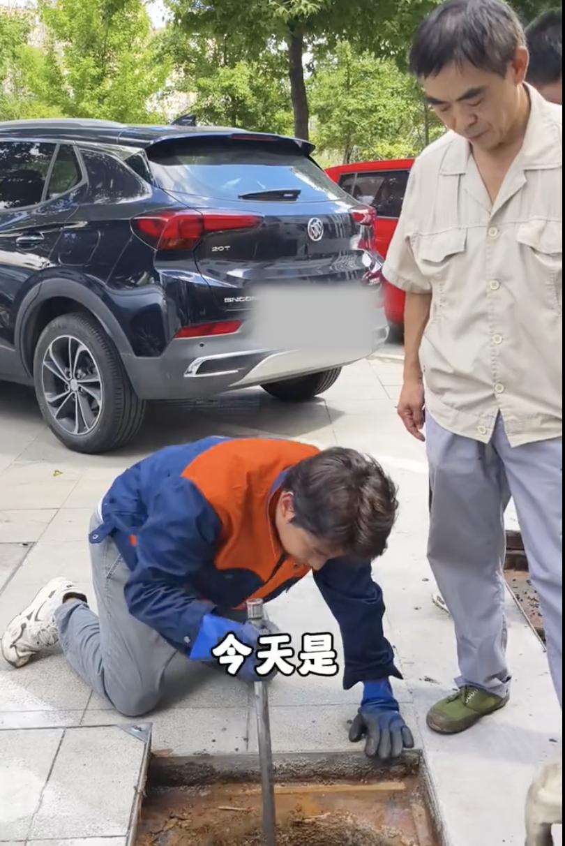 掏粪工终于说实话了！5天赚8100元的掏粪工当事人来自湖南，看起来也才30多岁的